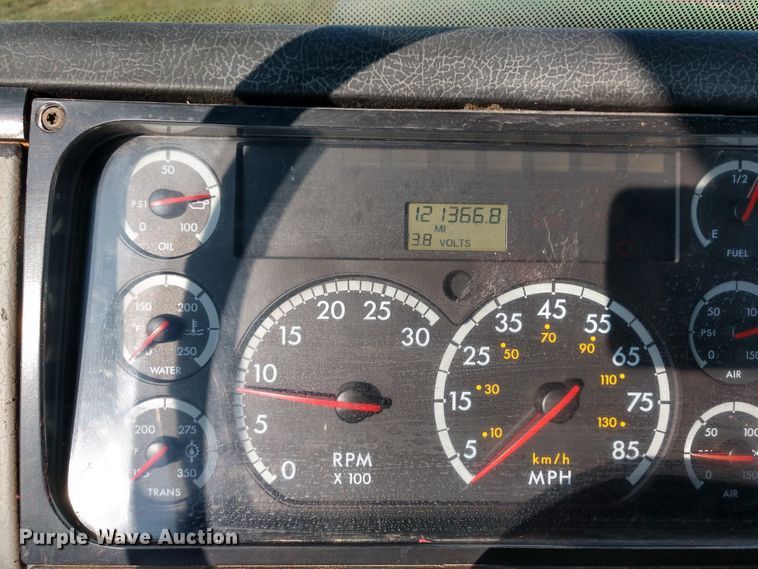 image for item DD7113 2001 Freightliner FL70 semi truck