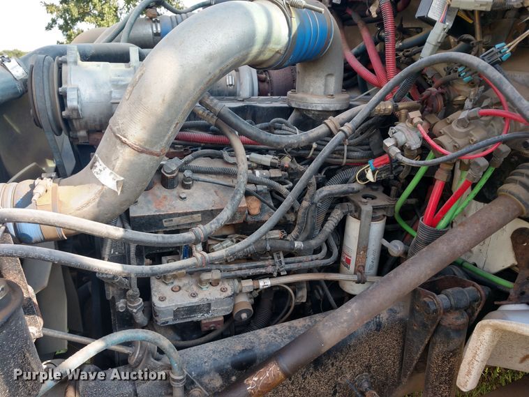 image for item DD7113 2001 Freightliner FL70 semi truck