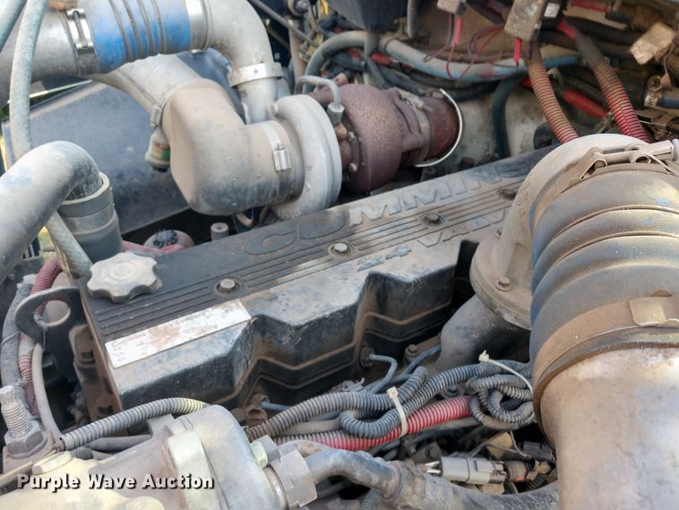 image for item DD7113 2001 Freightliner FL70 semi truck