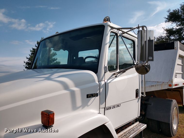 image for item DD7113 2001 Freightliner FL70 semi truck