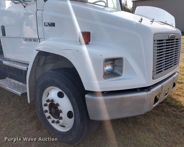 image for item DD7113 2001 Freightliner FL70 semi truck