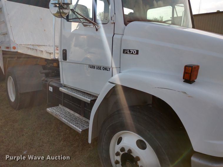 image for item DD7113 2001 Freightliner FL70 semi truck