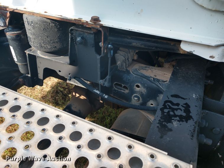 image for item DD7113 2001 Freightliner FL70 semi truck