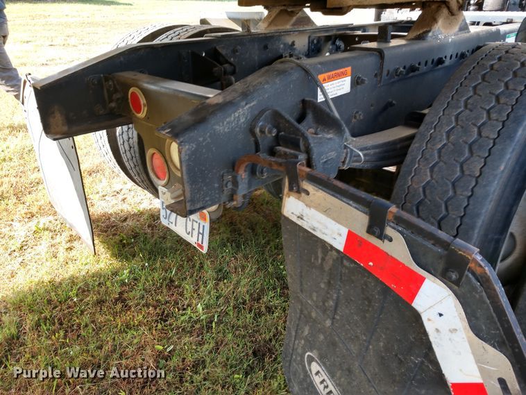 image for item DD7113 2001 Freightliner FL70 semi truck