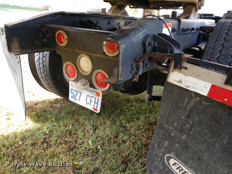 image for item DD7113 2001 Freightliner FL70 semi truck