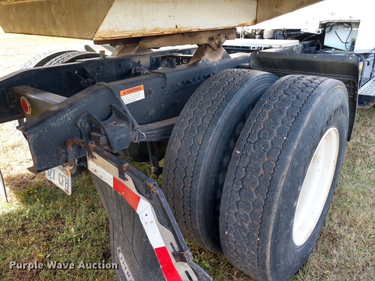 image for item DD7113 2001 Freightliner FL70 semi truck