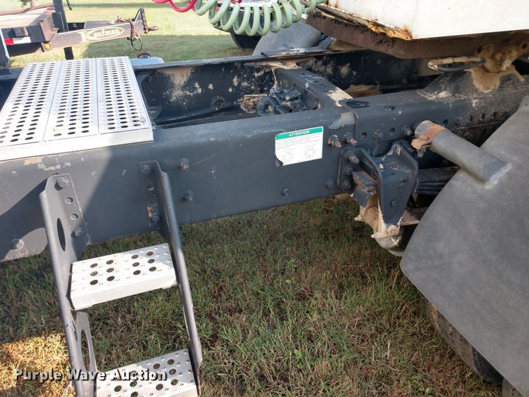 image for item DD7113 2001 Freightliner FL70 semi truck