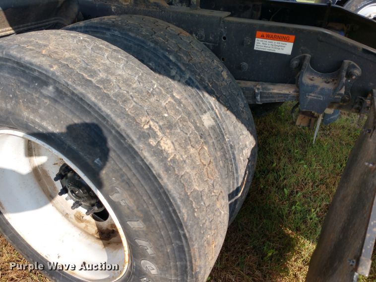 image for item DD7113 2001 Freightliner FL70 semi truck