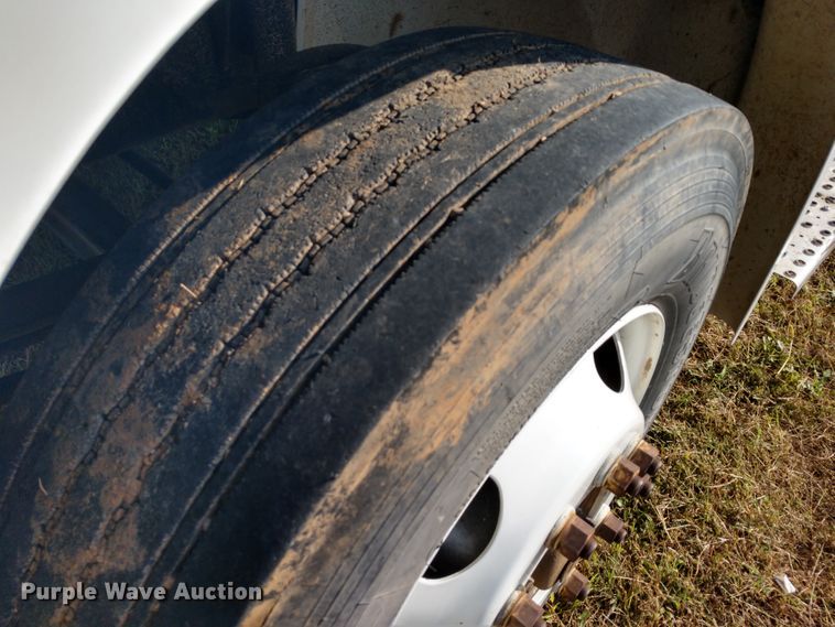 image for item DD7113 2001 Freightliner FL70 semi truck