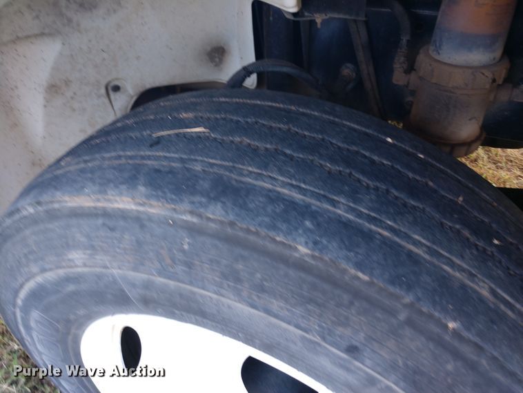 image for item DD7113 2001 Freightliner FL70 semi truck