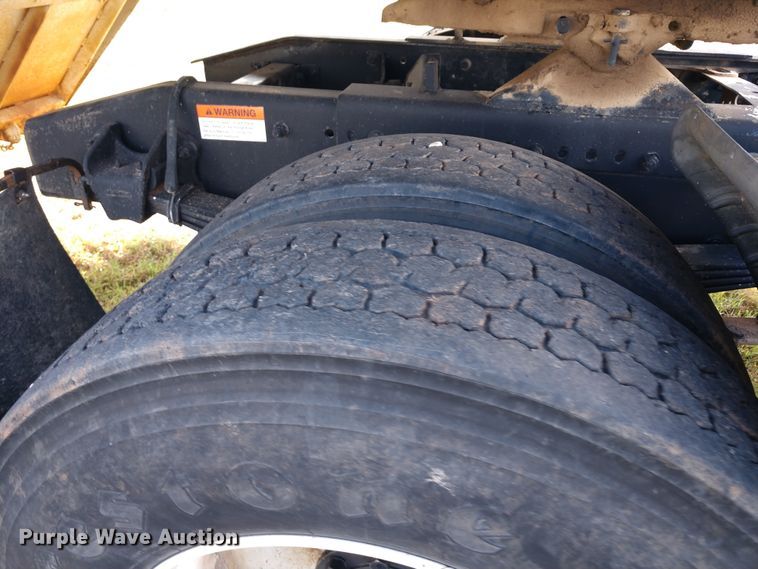 image for item DD7113 2001 Freightliner FL70 semi truck