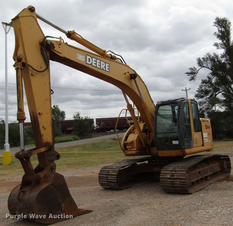 image for item DG0211 2005 John Deere 225C LC excavator
