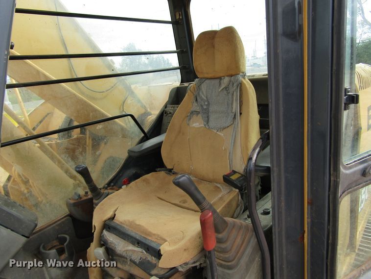 image for item DG0211 2005 John Deere 225C LC excavator