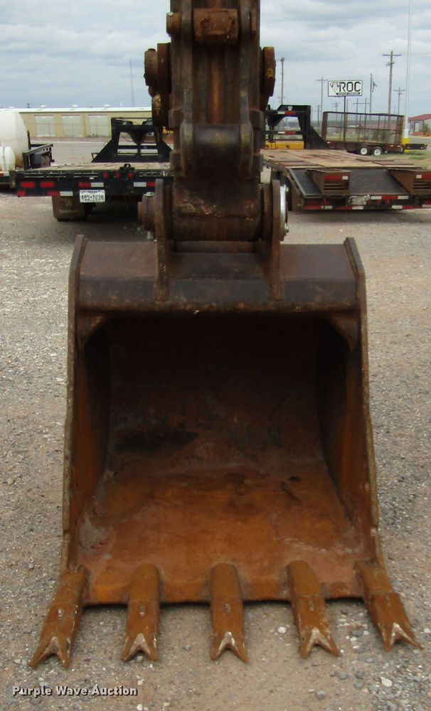 image for item DG0211 2005 John Deere 225C LC excavator