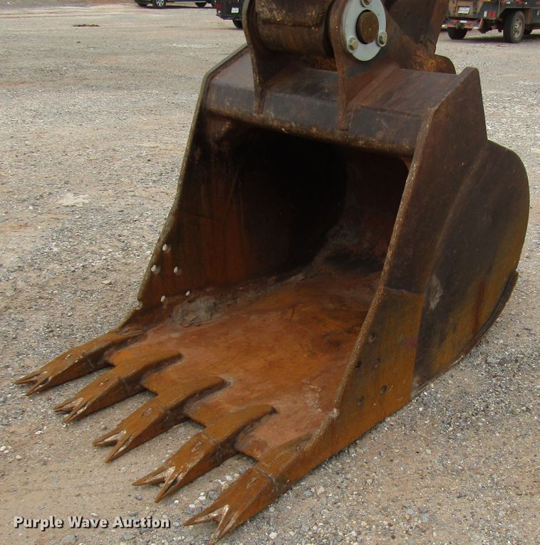 image for item DG0211 2005 John Deere 225C LC excavator