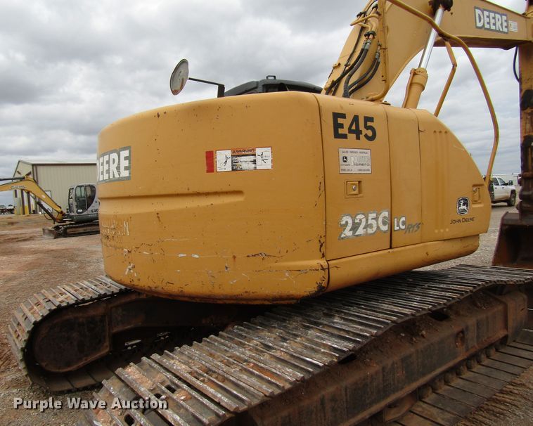 image for item DG0211 2005 John Deere 225C LC excavator