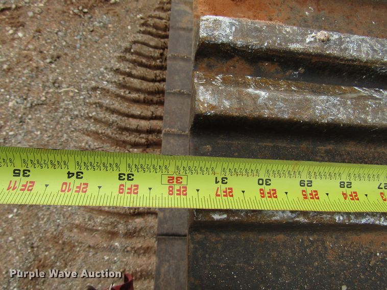 image for item DG0211 2005 John Deere 225C LC excavator