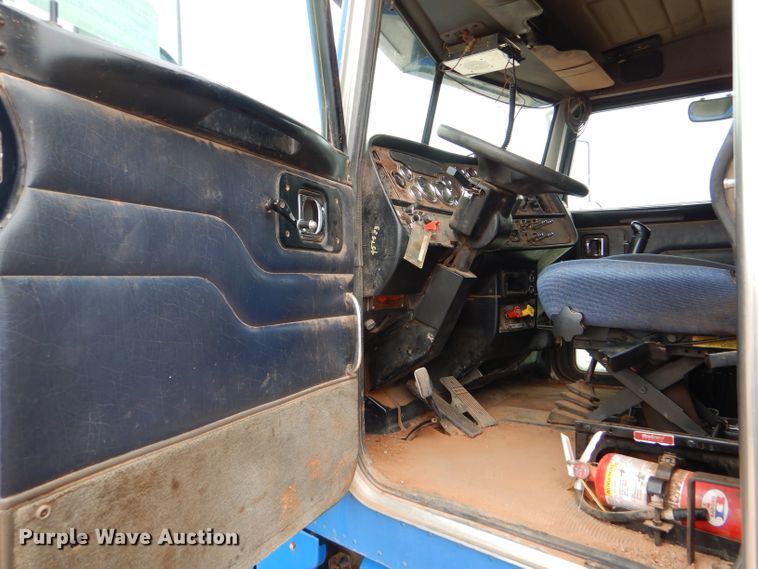 image for item DG0227 2005 Peterbilt 379 dump truck