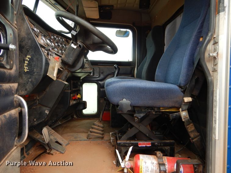 image for item DG0227 2005 Peterbilt 379 dump truck