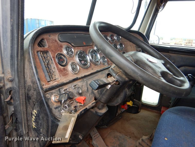 image for item DG0227 2005 Peterbilt 379 dump truck