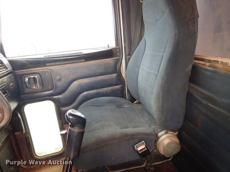 image for item DG0227 2005 Peterbilt 379 dump truck