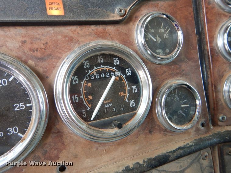 image for item DG0227 2005 Peterbilt 379 dump truck