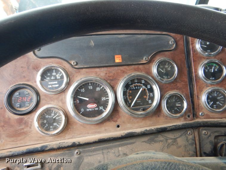 image for item DG0227 2005 Peterbilt 379 dump truck