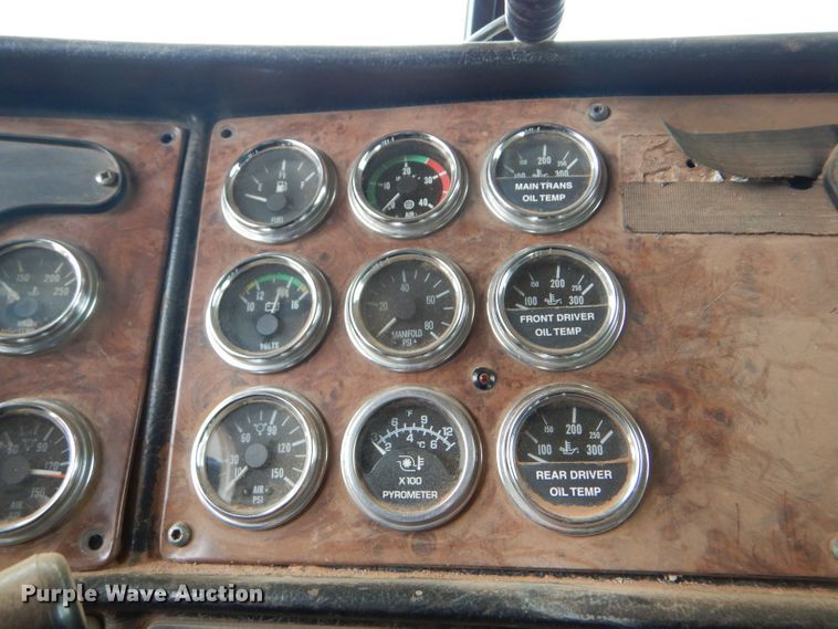 image for item DG0227 2005 Peterbilt 379 dump truck