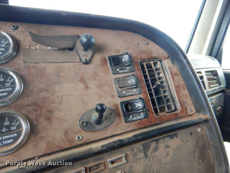 image for item DG0227 2005 Peterbilt 379 dump truck