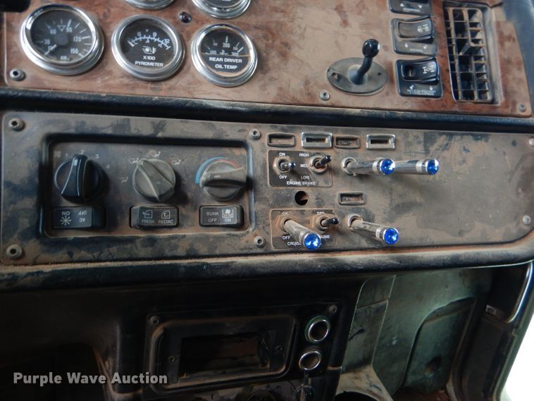 image for item DG0227 2005 Peterbilt 379 dump truck