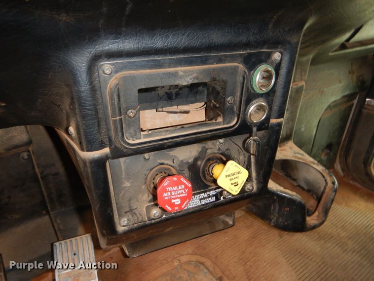 image for item DG0227 2005 Peterbilt 379 dump truck