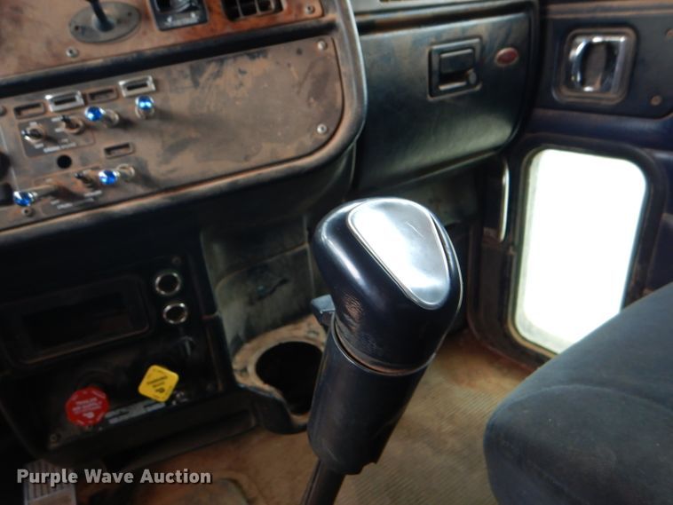 image for item DG0227 2005 Peterbilt 379 dump truck