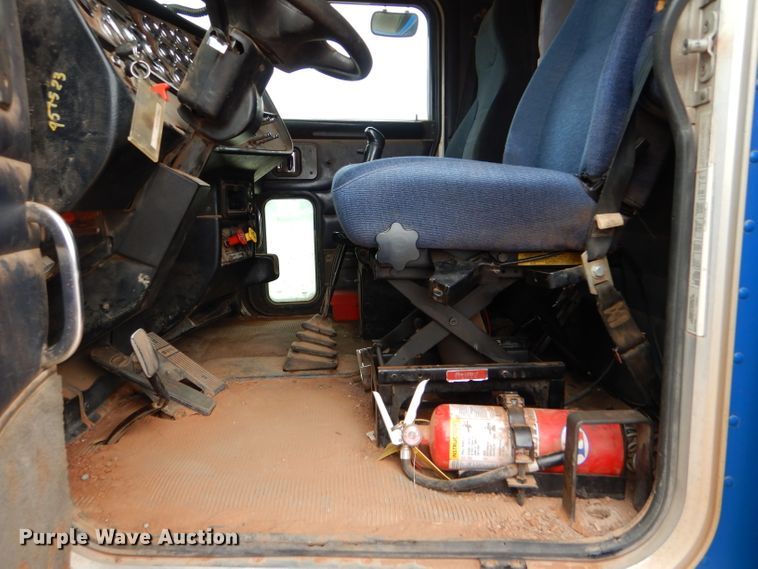 image for item DG0227 2005 Peterbilt 379 dump truck