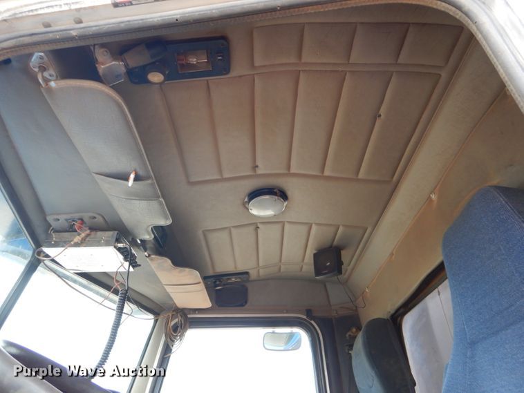 image for item DG0227 2005 Peterbilt 379 dump truck