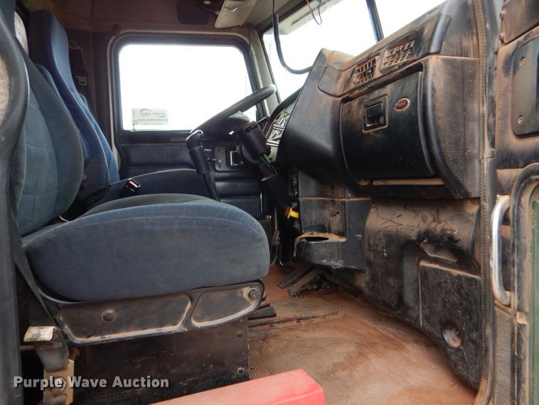 image for item DG0227 2005 Peterbilt 379 dump truck