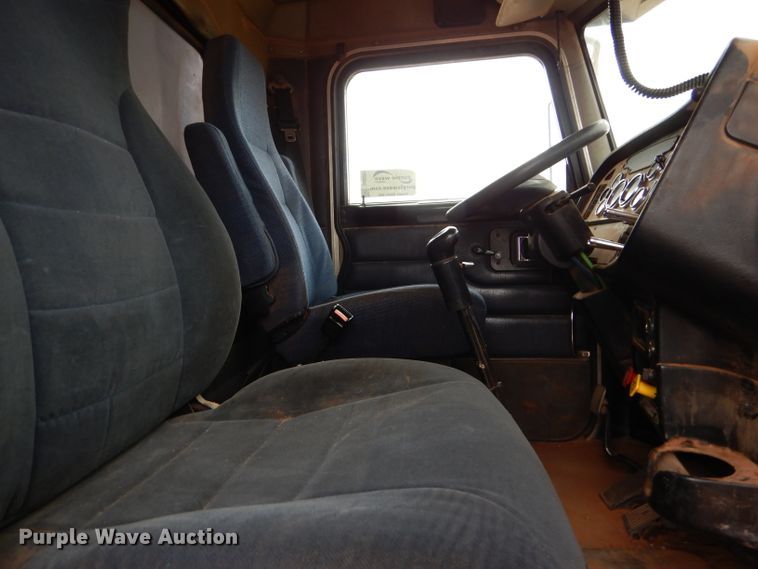 image for item DG0227 2005 Peterbilt 379 dump truck