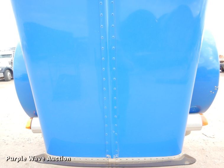 image for item DG0227 2005 Peterbilt 379 dump truck