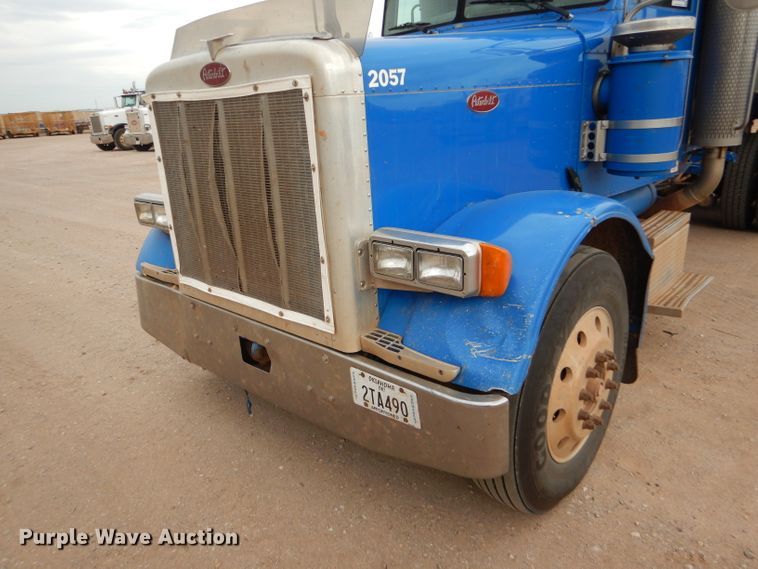 image for item DG0227 2005 Peterbilt 379 dump truck