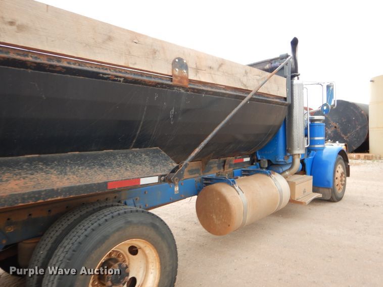 image for item DG0227 2005 Peterbilt 379 dump truck