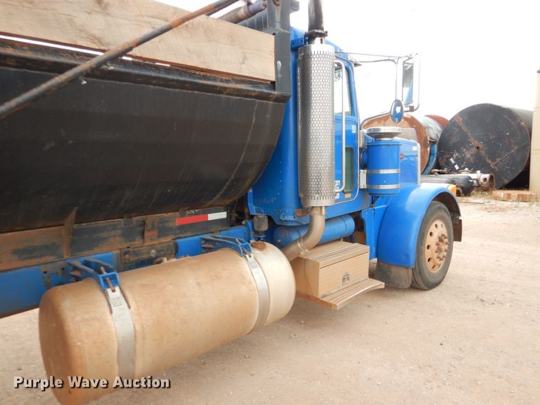 image for item DG0227 2005 Peterbilt 379 dump truck