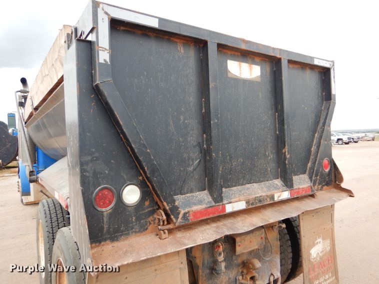 image for item DG0227 2005 Peterbilt 379 dump truck