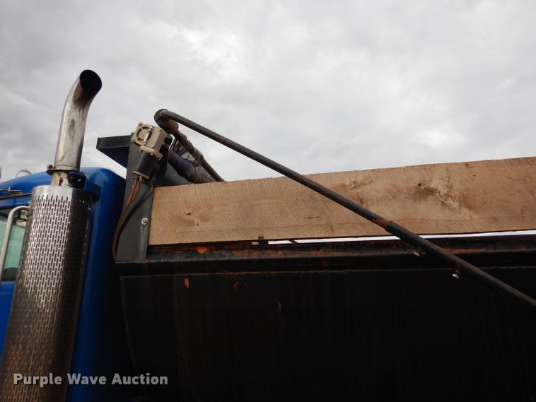 image for item DG0227 2005 Peterbilt 379 dump truck