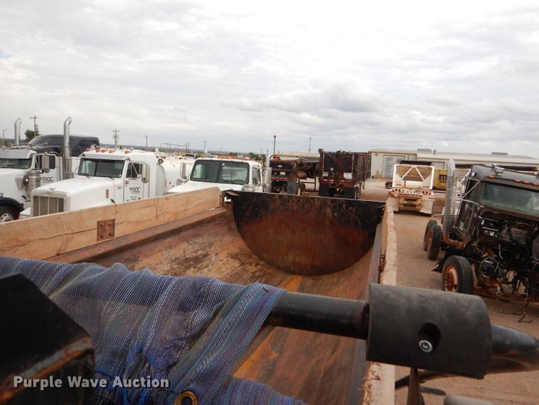 image for item DG0227 2005 Peterbilt 379 dump truck