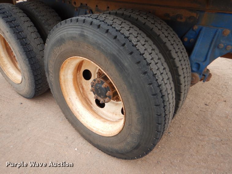 image for item DG0227 2005 Peterbilt 379 dump truck