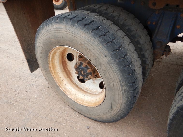 image for item DG0227 2005 Peterbilt 379 dump truck