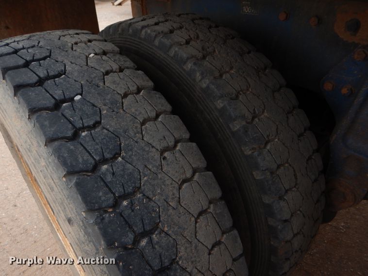 image for item DG0227 2005 Peterbilt 379 dump truck