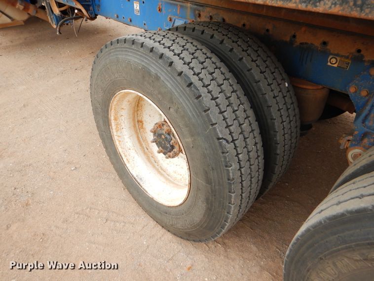 image for item DG0227 2005 Peterbilt 379 dump truck