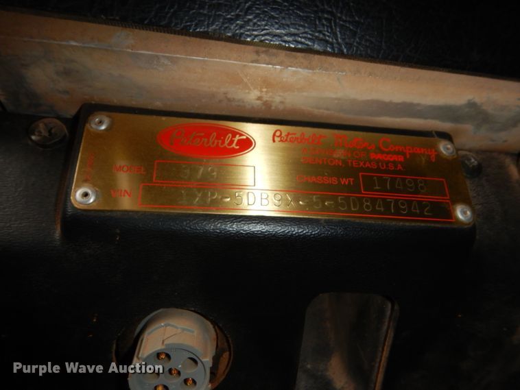 image for item DG0227 2005 Peterbilt 379 dump truck