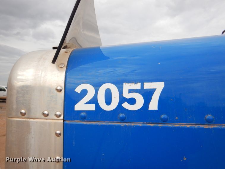 image for item DG0227 2005 Peterbilt 379 dump truck