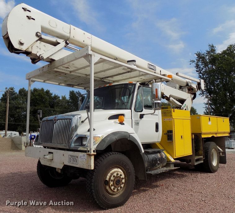 image for item DG2449 2006 International 7300 bucket truck